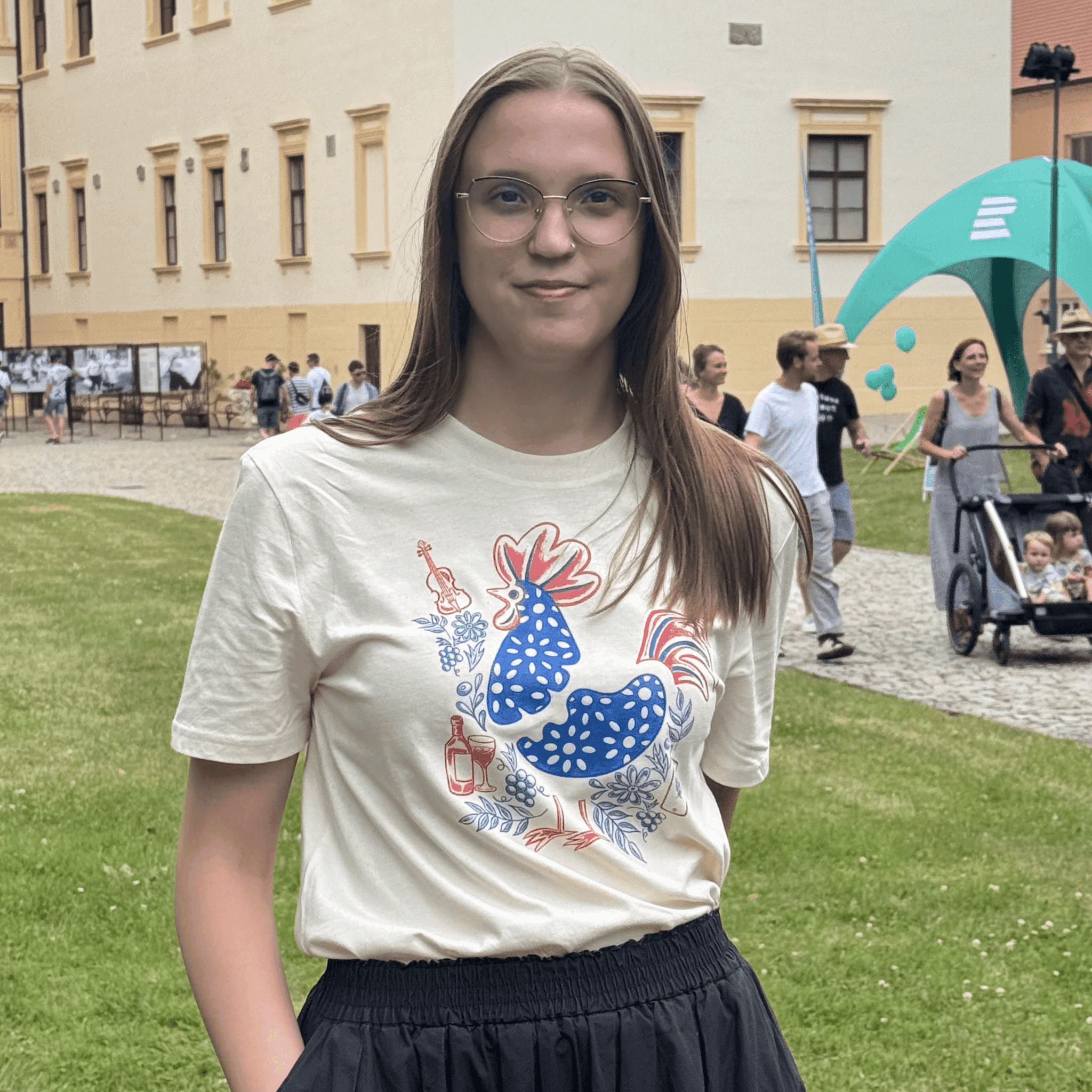 Folklore triko s kohútkem na modelce